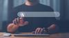 Mann gibt via Tastatur und Touchfunktion Suchbegriff in der Suche ein