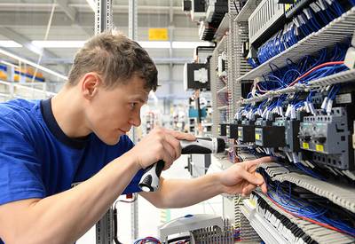 Ausbildung zum Elektroniker © Adobe Stock - industrieblick - 79427571 Ausbildung zum Elektroniker