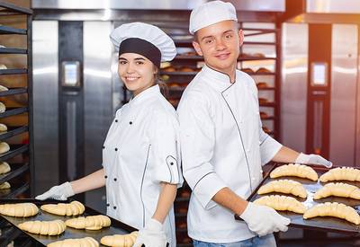 Ausbildung zum/zur Bäcker*in © Adobe Stock © salomonus_ - 281821616