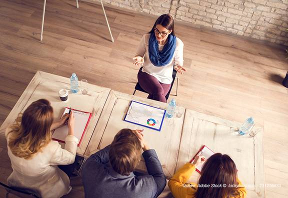 Vorstellungsgespräch beim Unternehmen © Adobe Stock - luckybusiness - 231256633 Jugendliche stellt sich vor