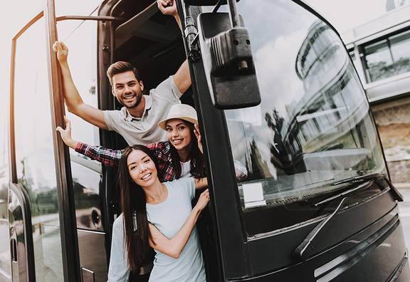 Bustour © AdobeStock - VadimGuzhva - 230641992 fröhliche Jugendliche stehen im Bus
