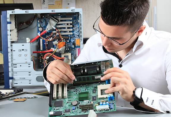 Junge zeigt Motherboard des PCs