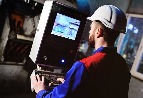 Mann arbeitet an der Maschine über das Cockpit