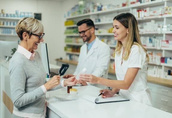 Drogist/n © adobestock - 480044806 Drogist/n