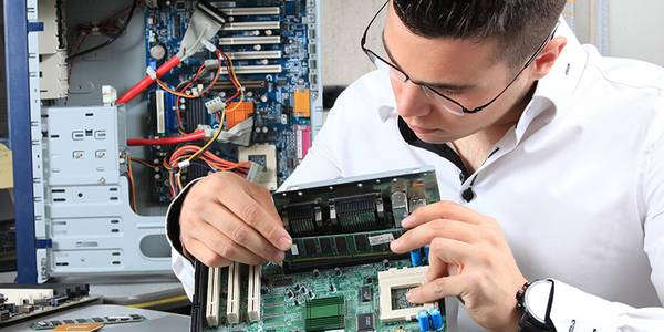 Junge zeigt Motherboard des PCs