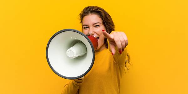 Frau hat Megaphone in der Hand