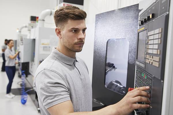 Mechtroniker prüft die Maschine