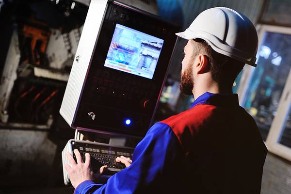 Mann arbeitet an der Maschine über das Cockpit