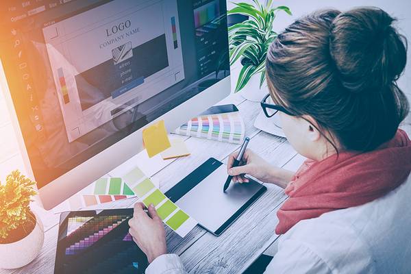 Mädchen erstellt am Computer eine Firmenpräsentation im Corporate Design