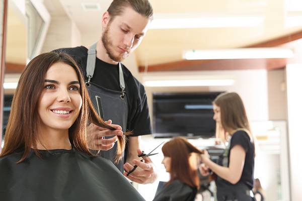 Friseur schneidet Haare