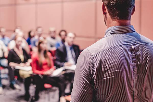 Referent hält seine Rede vor Publikum.