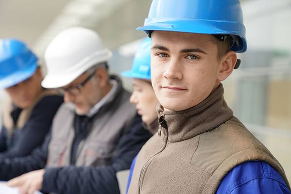 Jugendlicher mit Helm ist auf dem Bau