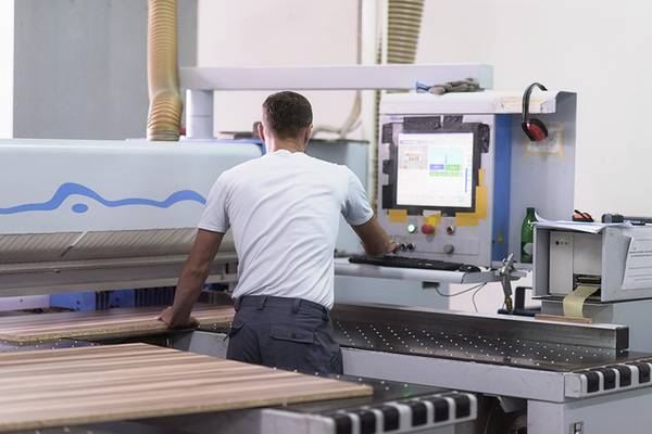 Arbeiter in einer Fabrik, die Laminat herstellt