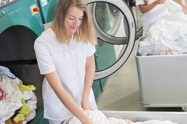 Frauen waschen Wäsche in der Wäscherei