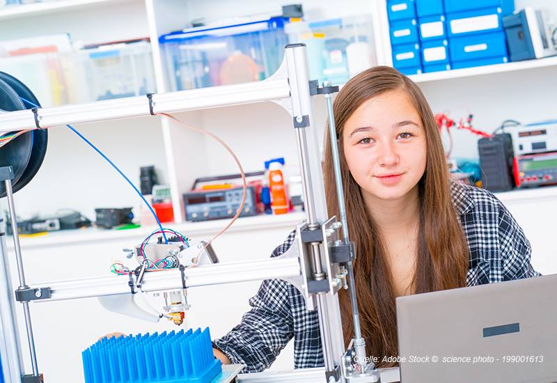 Mädchen arbeitet an technischen Dingen