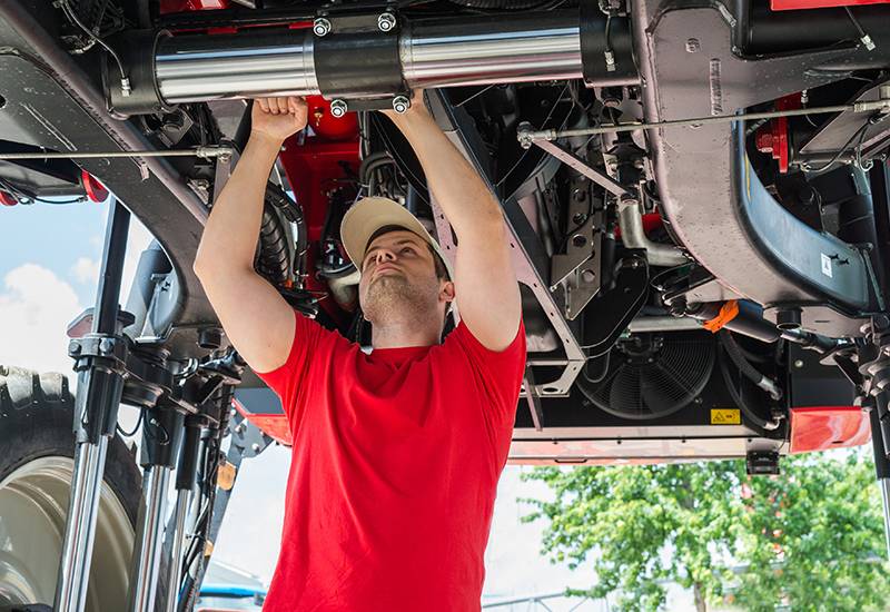 Mechtroniker prüft den Traktor