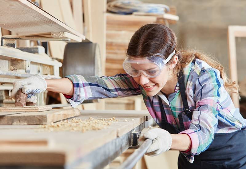 Mädchen schleift Holz