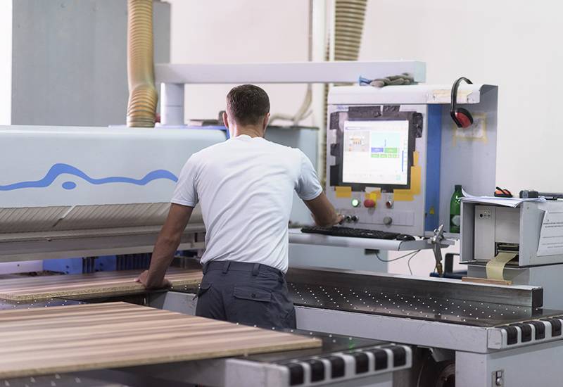 Arbeiter in einer Fabrik, die Laminat herstellt