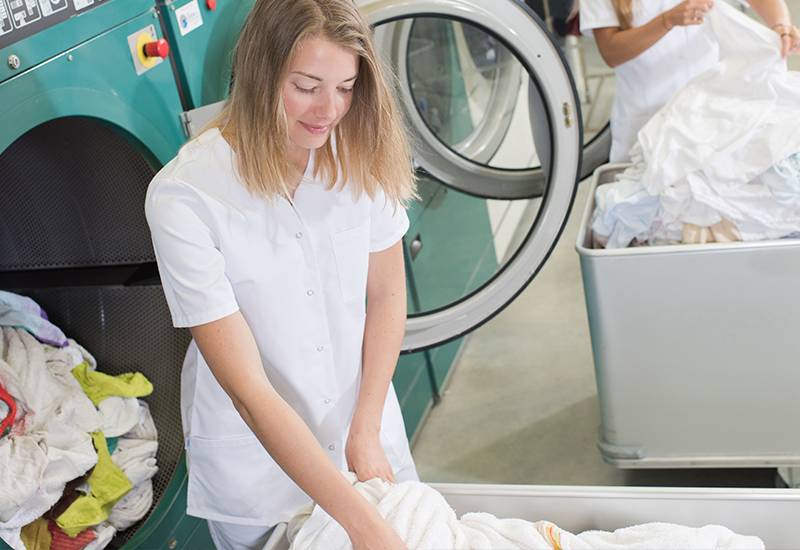 Frauen waschen Wäsche in der Wäscherei