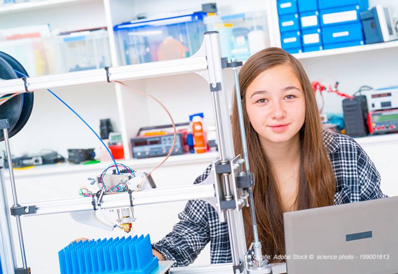 Mädchen arbeitet an technischen Dingen