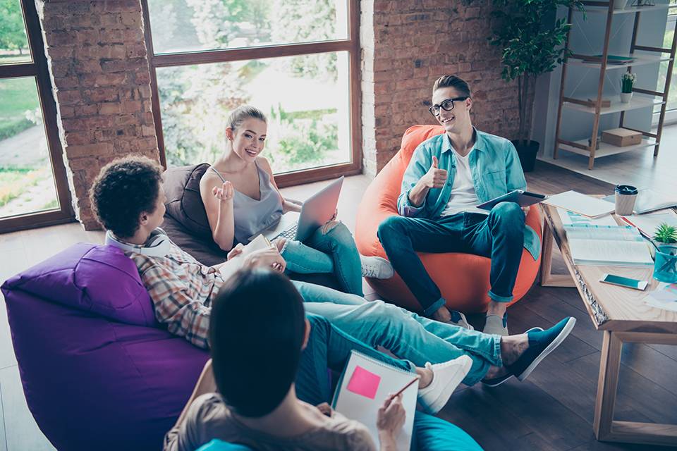 Meeting Jugendliche [(c)Adobe Stock - deagreez - 219785919]